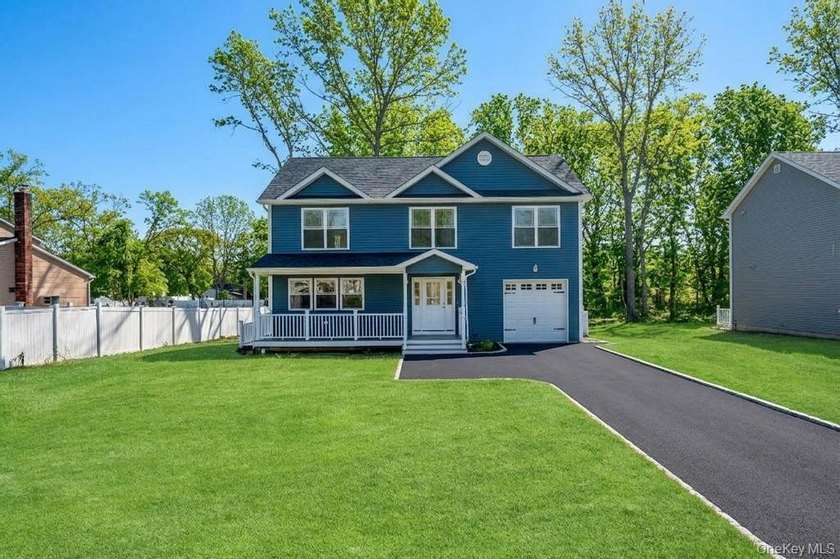 New energy efficient home, 6 bedrooms with 10 ft ceilings in - Beach Home for sale in Shirley, New York on Beachhouse.com