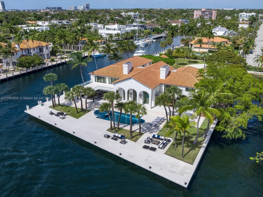 This Las Olas Isles estate has the rare distinction of occupying - Beach Home for sale in Fort Lauderdale, Florida on Beachhouse.com