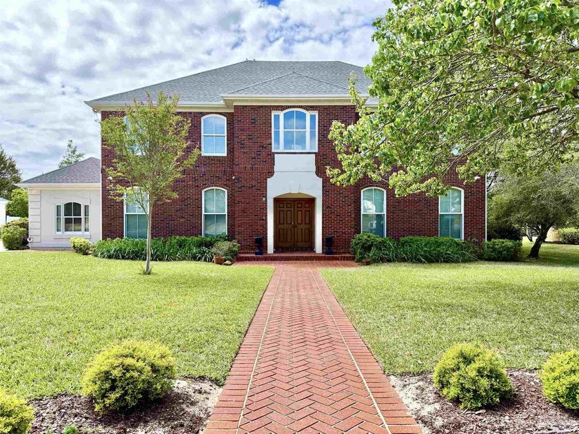 Meticulously maintained Plantation Hill home in the heart of - Beach Home for sale in Gulf Breeze, Florida on Beachhouse.com