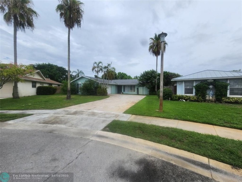 Move-in ready! This charming 4 bedrooms/ 2 bathrooms offers - Beach Home for sale in Wellington, Florida on Beachhouse.com