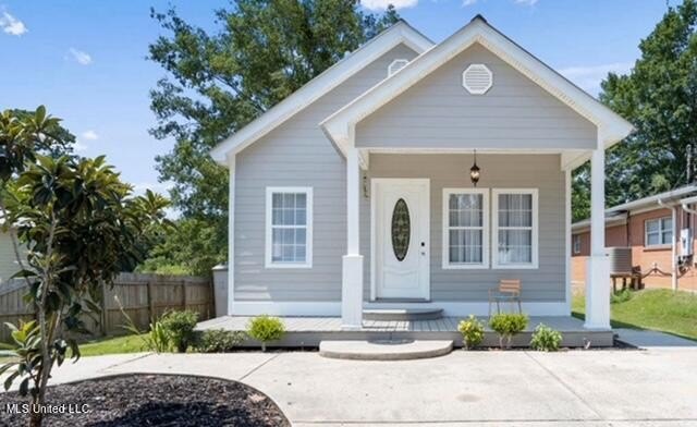 This adorable, cottage style home is move in ready! As soon as - Beach Home for sale in Pascagoula, Mississippi on Beachhouse.com