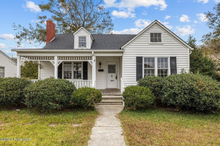 This charming Beaufort cottage is Close to everything...shopping - Beach Home for sale in Beaufort, North Carolina on Beachhouse.com