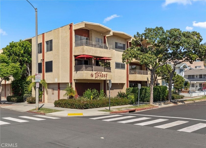 This charming and spacious downtown condo delivers what most - Beach Condo for sale in Long Beach, California on Beachhouse.com