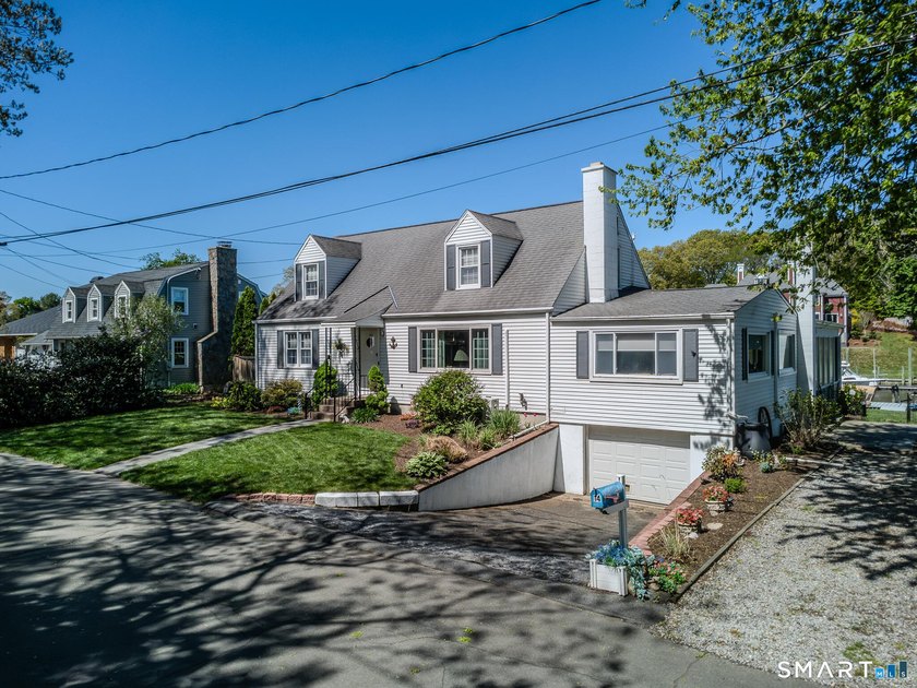 This exceptional Cape Cod-style waterfront home has the perfect - Beach Home for sale in Old Saybrook, Connecticut on Beachhouse.com