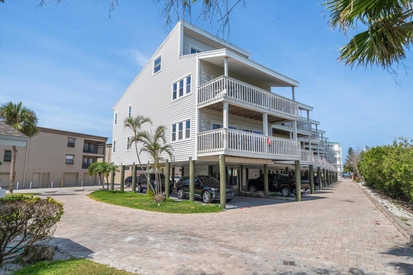PRICED TO SELL... This 3/2 end unit condo on Indian Shores with - Beach Condo for sale in Indian Shores, Florida on Beachhouse.com