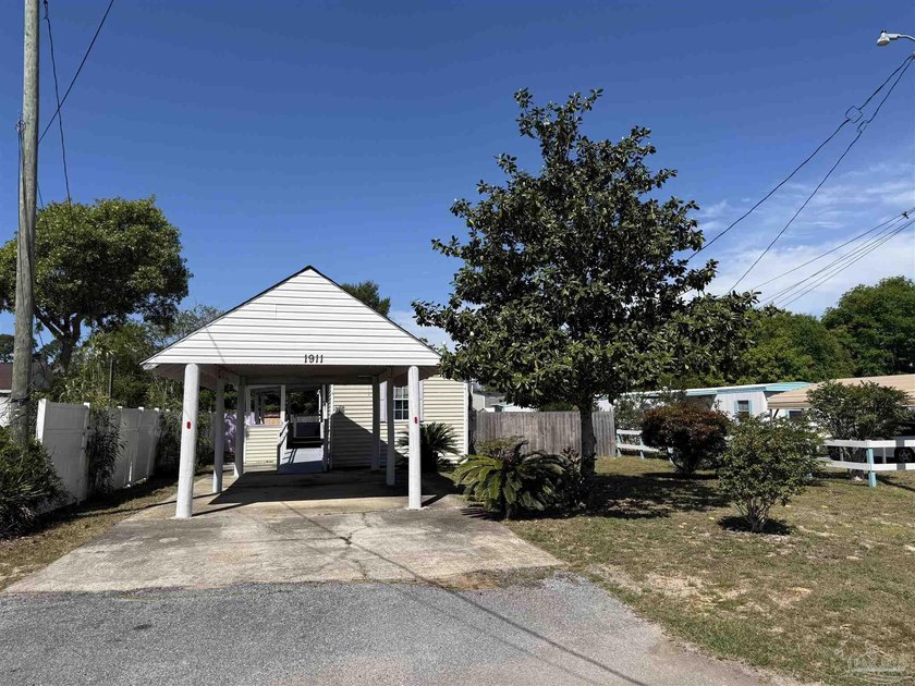 Best Price in Gulf Breeze!!! Cute 2 bedroom, 2 bathroom home - Beach Home for sale in Gulf Breeze, Florida on Beachhouse.com
