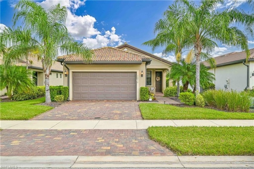 Welcome to this stunning *TURNKEY* 2-bedroom + den, 2-bath home - Beach Home for sale in Fort Myers, Florida on Beachhouse.com