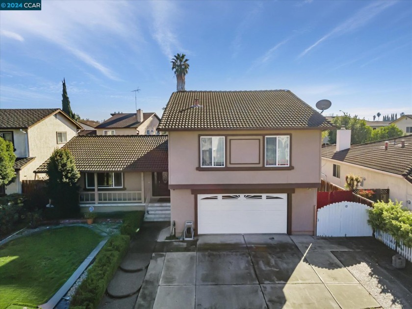 OPEN HOUSE SAT 12/28 FROM 1:30PM-4PM! Unlock the potential of - Beach Home for sale in San Jose, California on Beachhouse.com