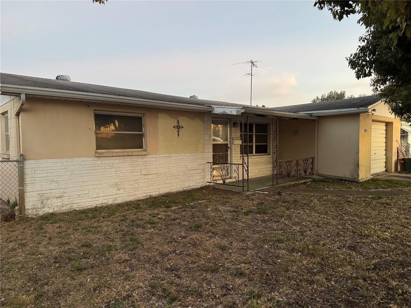 FIXER UPPER INVESTMENT OPPORTUNITY. THIS SINGLE FAMILY RESIDENCE - Beach Home for sale in Holiday, Florida on Beachhouse.com