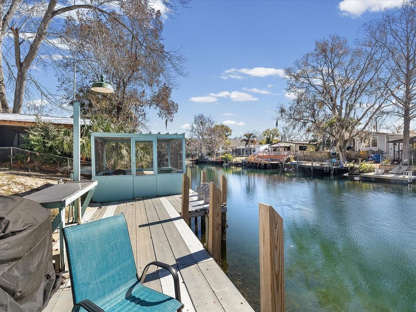 Welcome to your slice of Florida waterfront paradise. This - Beach Home for sale in Weeki Wachee, Florida on Beachhouse.com