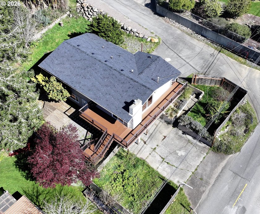 Wake up to ocean views in this flexible 3-bedroom, 2-bath home - Beach Home for sale in Brookings, Oregon on Beachhouse.com