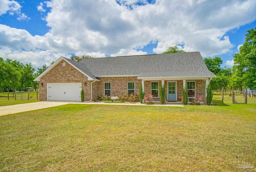 Welcome to your own private slice of country paradise-just under - Beach Home for sale in Milton, Florida on Beachhouse.com