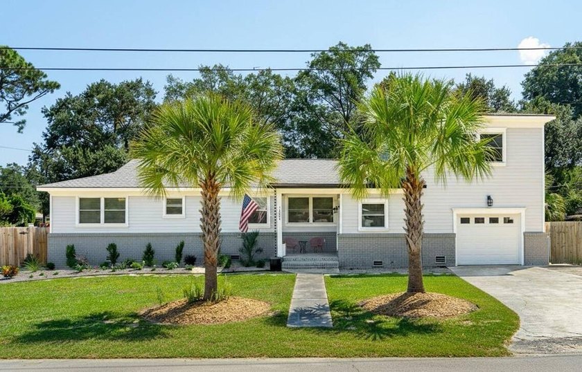 PRICE REDUCED!   This spacious 4 BD / 4 BA home in Clarks Point - Beach Home for sale in Charleston, South Carolina on Beachhouse.com