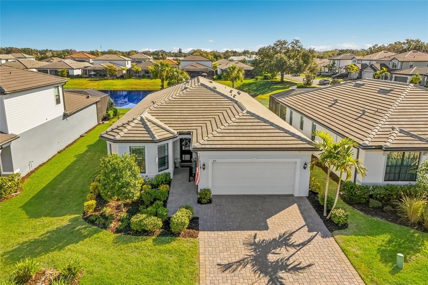 Welcome to this stunning, better-than-new 3-bedroom plus den, 2 - Beach Home for sale in Bradenton, Florida on Beachhouse.com