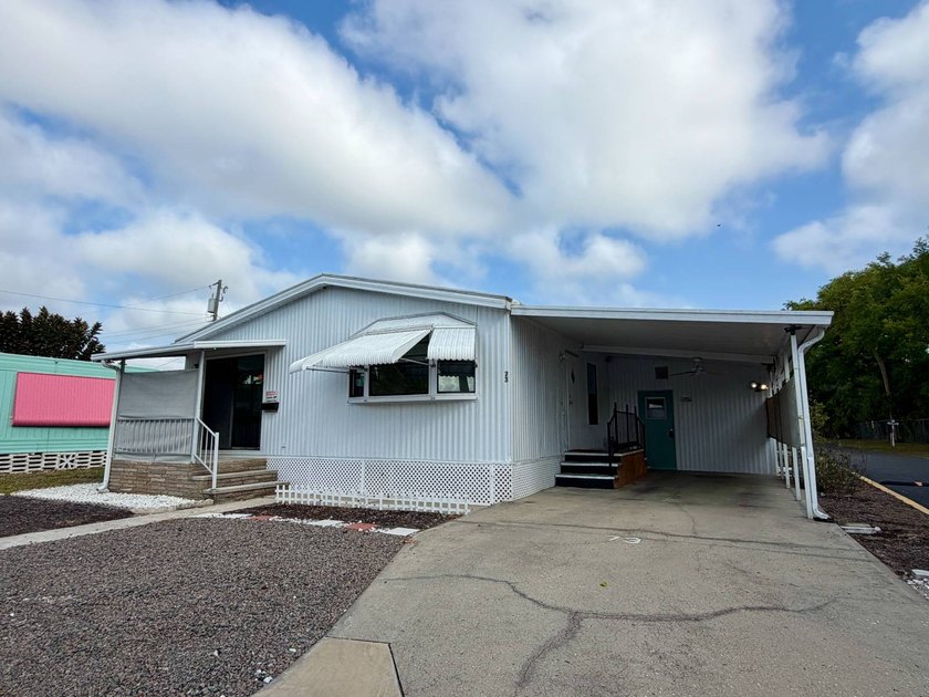 Welcome to this super clean and well-maintained 1985 double-wide - Beach Home for sale in Bradenton, Florida on Beachhouse.com