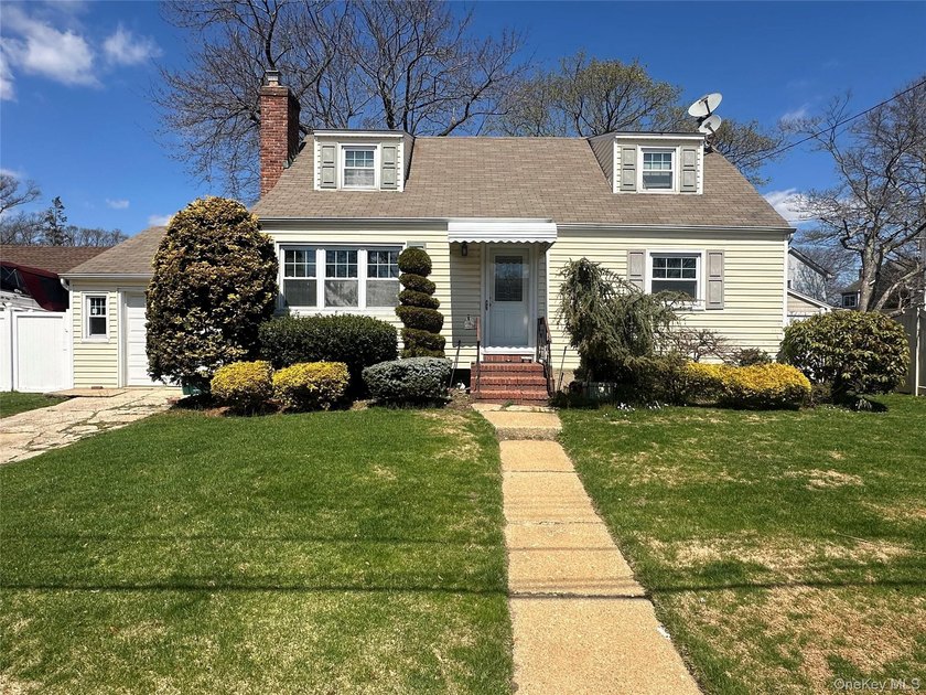 Endless Potential - Bring Your Vision! Calling all investors - Beach Home for sale in Merrick, New York on Beachhouse.com