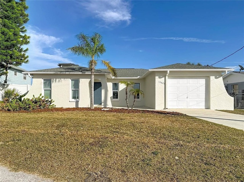 This waterfront 2-bedroom, 2-bath home offers 1,271 sq ft of - Beach Home for sale in Hudson, Florida on Beachhouse.com