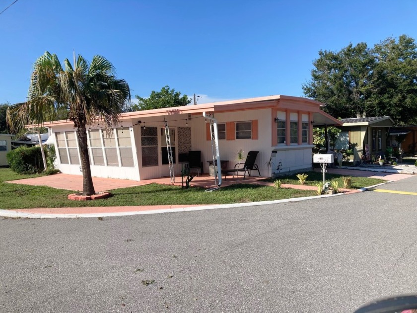 Affordable Florida living with a low monthly lot rent! No storm - Beach Home for sale in Palm Harbor, Florida on Beachhouse.com