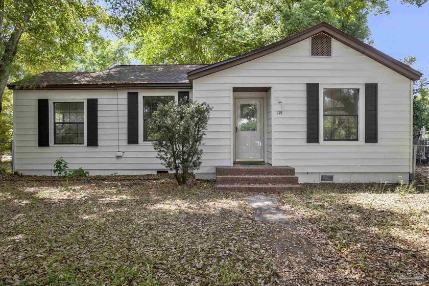 Completely renovated 3-bedroom, 1-bath cottage ideally located - Beach Home for sale in Pensacola, Florida on Beachhouse.com
