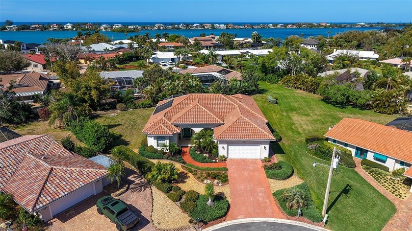 Welcome to the BOATING COMMUNITY of SORRENTO SOUTH -- a hidden - Beach Home for sale in Nokomis, Florida on Beachhouse.com