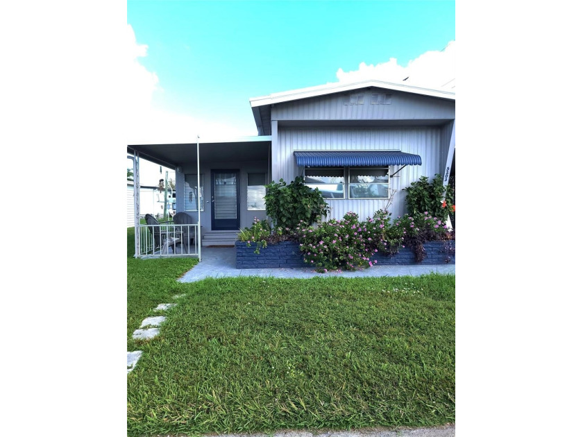 Welcome home!! This adorably 2 bed, 1.5 bath home is the perfect - Beach Home for sale in Bradenton, Florida on Beachhouse.com
