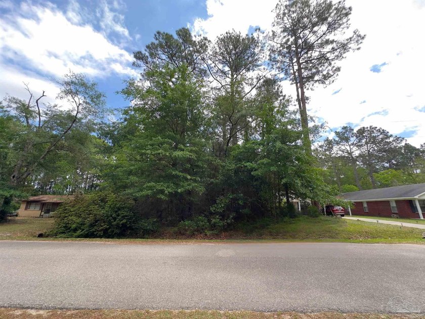 Wooded residential lot located in a growing Milton area - Beach Lot for sale in Milton, Florida on Beachhouse.com