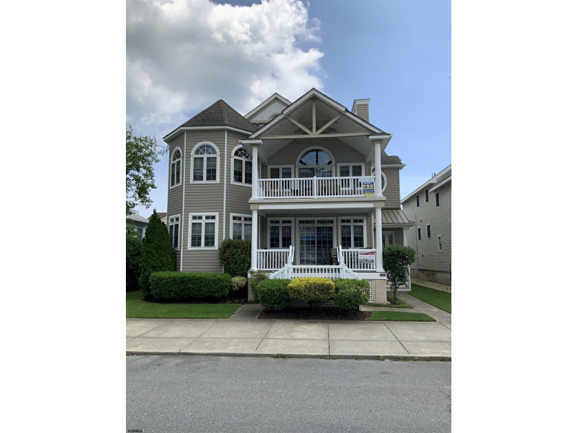 Well maintained custom built duplex situated on an oversized - Beach Condo for sale in Ocean City, New Jersey on Beachhouse.com