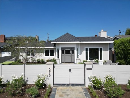 Welcome to your Eastside Costa Mesa oasis! This charming - Beach Home for sale in Costa Mesa, California on Beachhouse.com