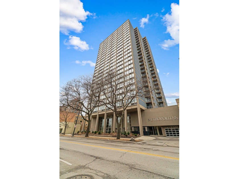 Great value in Edgewater at The Metropolitan! This rare - Beach Condo for sale in Chicago, Illinois on Beachhouse.com