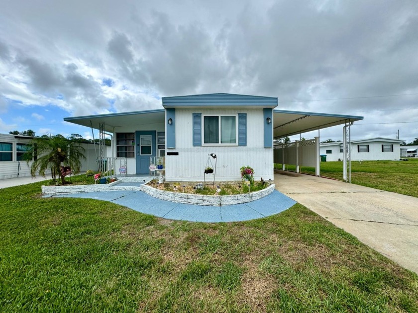 This mobile home is a 2 bedroom with 2 full walk-in showers in - Beach Home for sale in Daytona Beach, Florida on Beachhouse.com