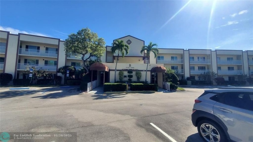 What a gorgeous first floor 2 bedroom, 2 bath unit with a - Beach Condo for sale in Tamarac, Florida on Beachhouse.com