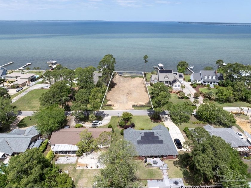 Rare bayfront lot in Gulf Breeze, Florida with a full 101 feet - Beach Lot for sale in Gulf Breeze, Florida on Beachhouse.com