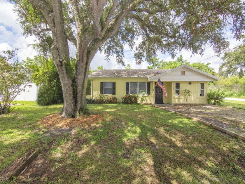 Great quaint home, with 2023 new roof! Freshly painted interior - Beach Home for sale in Vero Beach, Florida on Beachhouse.com