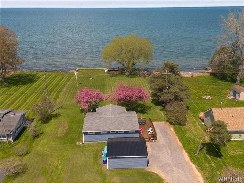 Wow! 3 Bedroom cottage on a spacious 1 Acre lot with 100 feet of - Beach Home for sale in Lyndonville, New York on Beachhouse.com