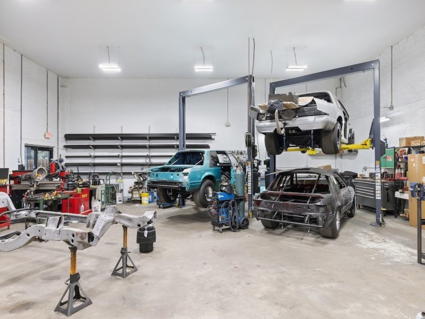 This 5,200 sq ft auto shop has been completely remodeled - Beach Commercial for sale in Vero Beach, Florida on Beachhouse.com