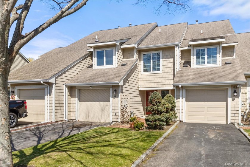 Welcome to this beautifully maintained condo located in a - Beach Condo for sale in Bay Shore, New York on Beachhouse.com
