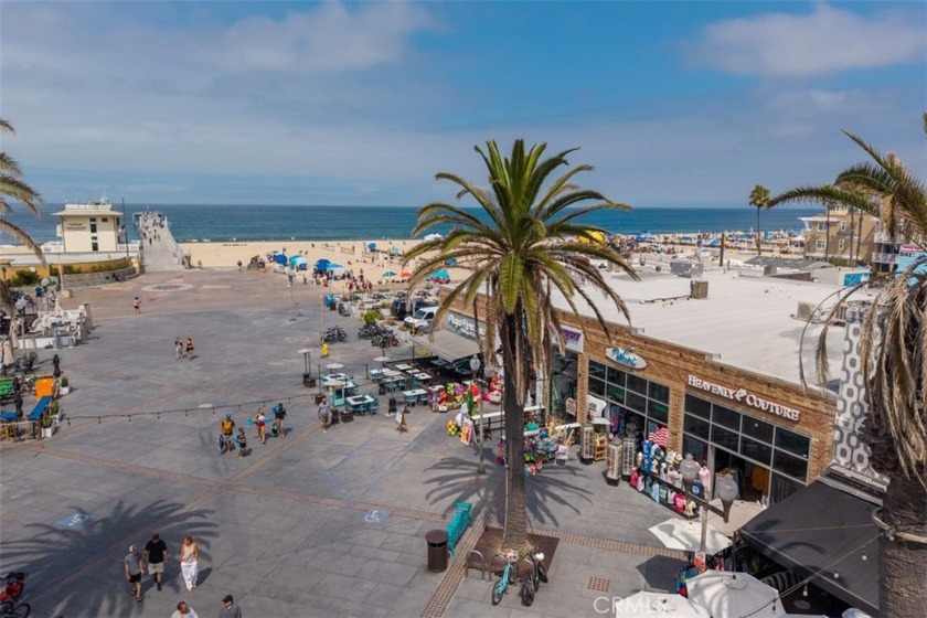 Profitable and well-established T-shirt and Gift boutique - Beach Commercial for sale in Hermosa Beach, California on Beachhouse.com