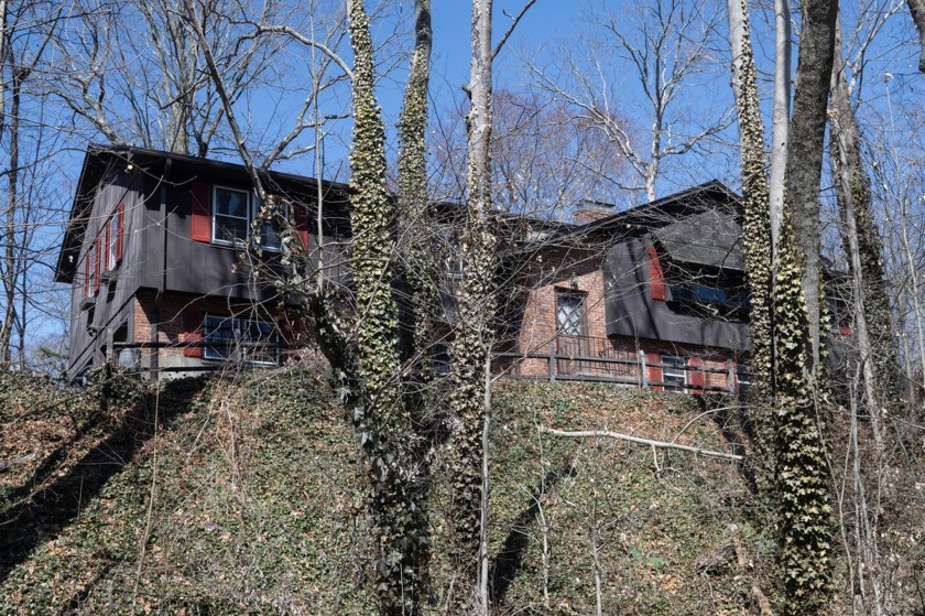Spacious and versatile, this 3-bedroom, 3-bath raised ranch in - Beach Home for sale in Milford, Connecticut on Beachhouse.com