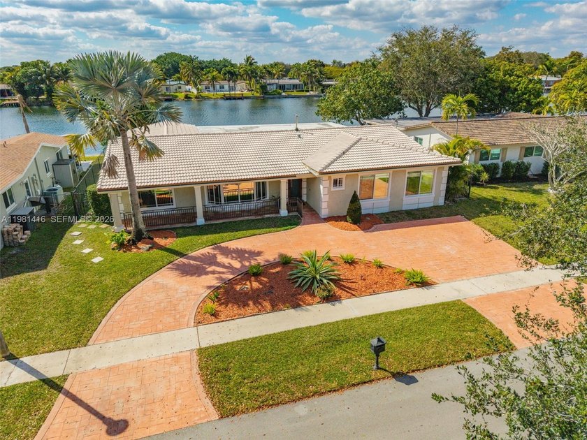 This charming house is great for a large family or for - Beach Home for sale in Pembroke Pines, Florida on Beachhouse.com