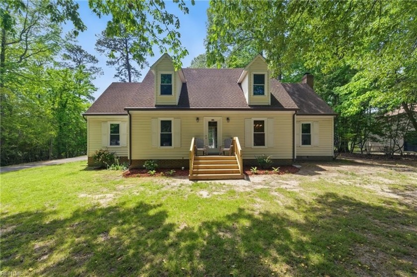Welcome Home! This lovely home is located at the end of a - Beach Home for sale in Smithfield, Virginia on Beachhouse.com