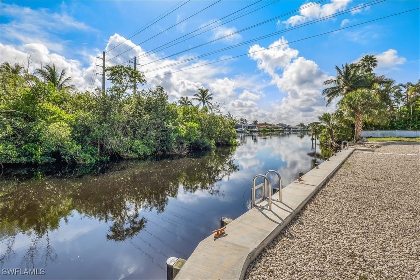 BOATING COMMUNITY! ONLY 20 MINUTES TO THE GULF AND BIG CARLOS - Beach Home for sale in Fort Myers, Florida on Beachhouse.com