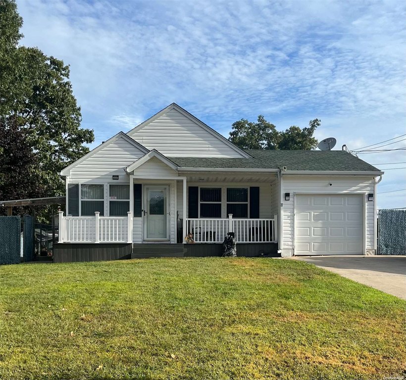 Welcome to your perfect retreat near Smith Point Beach in - Beach Home for sale in Shirley, New York on Beachhouse.com