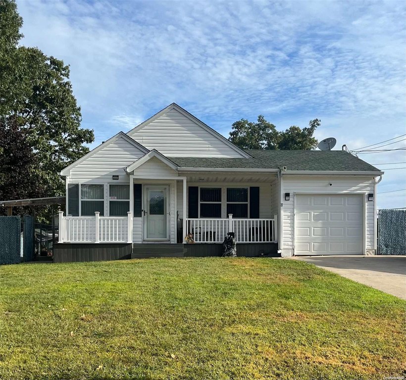 Welcome to your perfect retreat near Smith Point Beach in - Beach Home for sale in Brookhaven, New York on Beachhouse.com