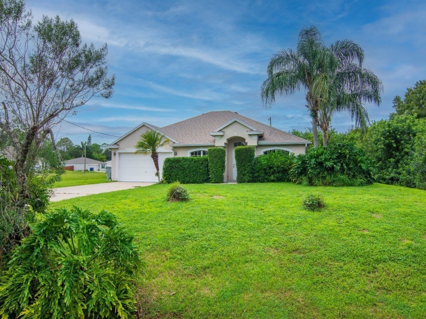 Large, well maintained 3/2/2 in Vero Lake Estates. New shingle - Beach Home for sale in Vero Beach, Florida on Beachhouse.com