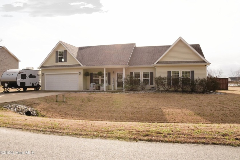 Don't let this one pass you by! Exquisite 4 bed, 2 bath home on - Beach Home for sale in Currituck, North Carolina on Beachhouse.com