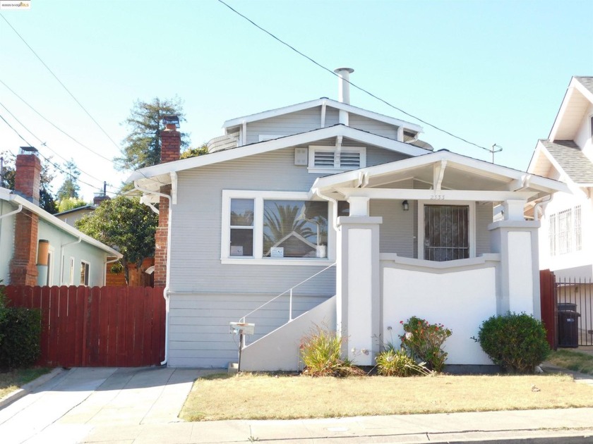 Location !, Location !, This house is a charming single-family - Beach Home for sale in Oakland, California on Beachhouse.com