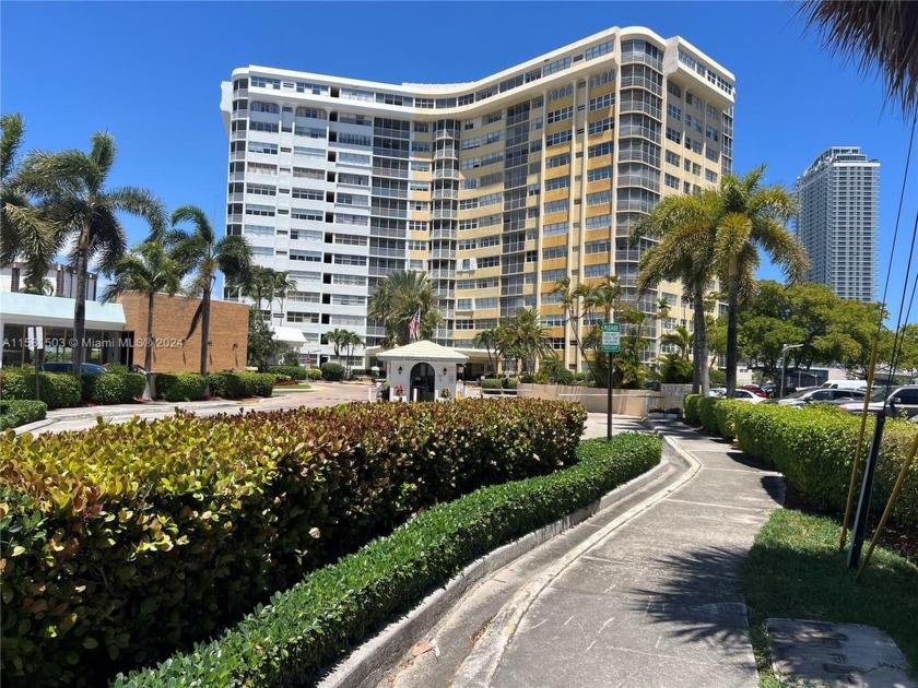 Opportunity in desirable Hallandale Beach, spacious 2/2 condo - Beach Condo for sale in Hallandale Beach, Florida on Beachhouse.com