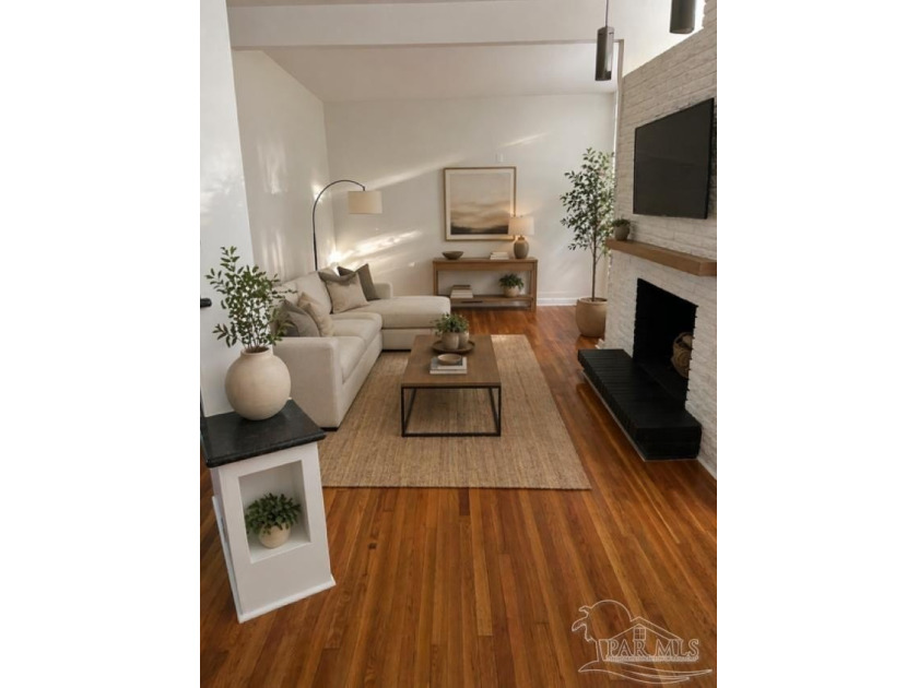LOCATION TRULY SETS THIS HOME APART. SITUATED IN THE HEART OF - Beach Home for sale in Gulf Breeze, Florida on Beachhouse.com