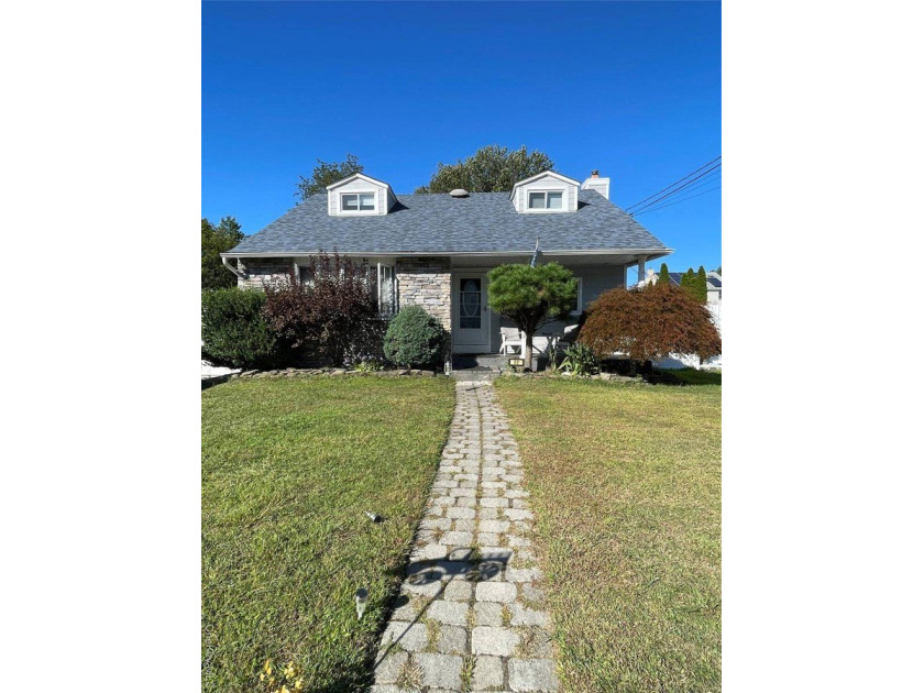 *Fully available* Welcome to 22 Herman Ave! This charming - Beach Home for sale in North Babylon, New York on Beachhouse.com