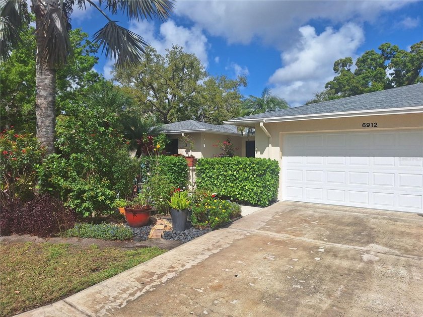 BEAUTIFUL 3BR 2 BATH VILLA IN THE DESIRED COMMUNITY OF PALM AIRE - Beach Home for sale in Sarasota, Florida on Beachhouse.com